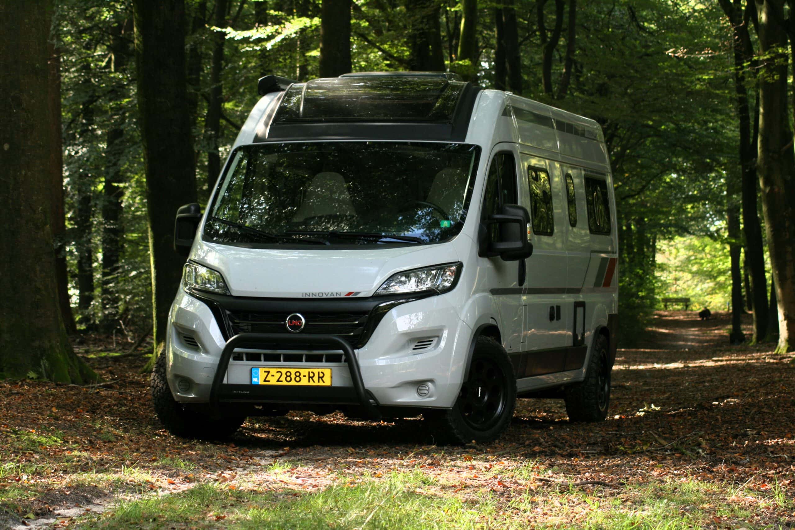 Stoere buscamper met matzwarte velgen en profielbanden.