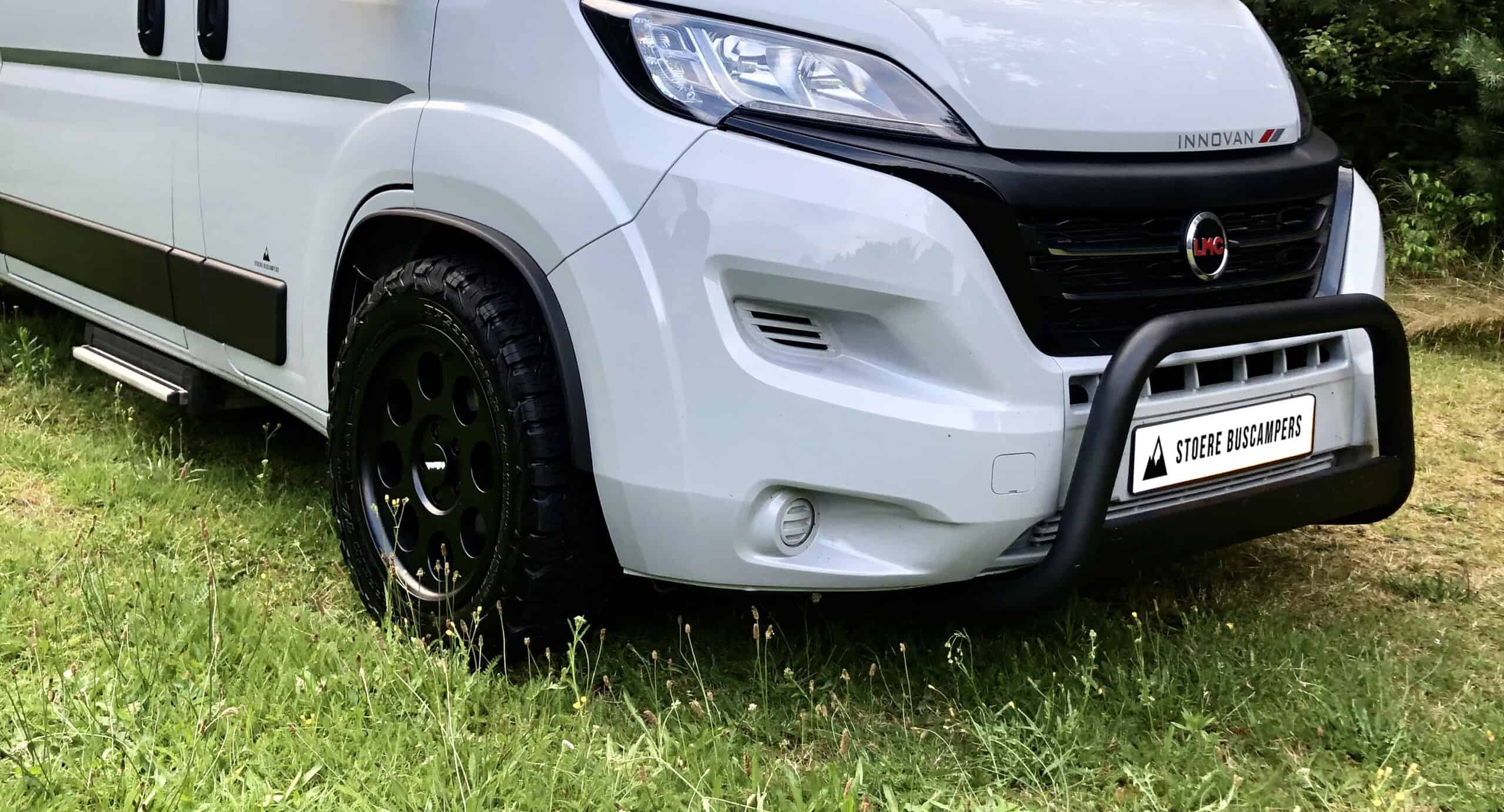 Buscamper met het Stoere Buscamper-pakket: off-road velgen, bullbar en spatbordverbreders