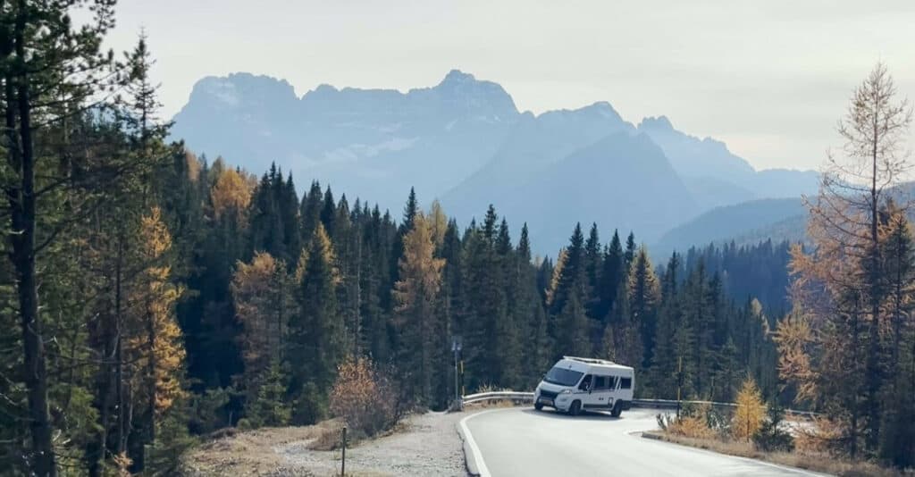 Unieke camperbus in prachtige bergomgeving voor avontuurlijke vakantie.