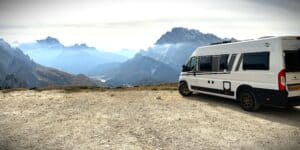 Robuuste camper in schitterende bergachtige omgeving, ideaal voor avontuurlijke vakanties.