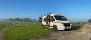 Ontspannen koffiepauze bij de Stoere Buscamper in het weiland tijdens de ochtend