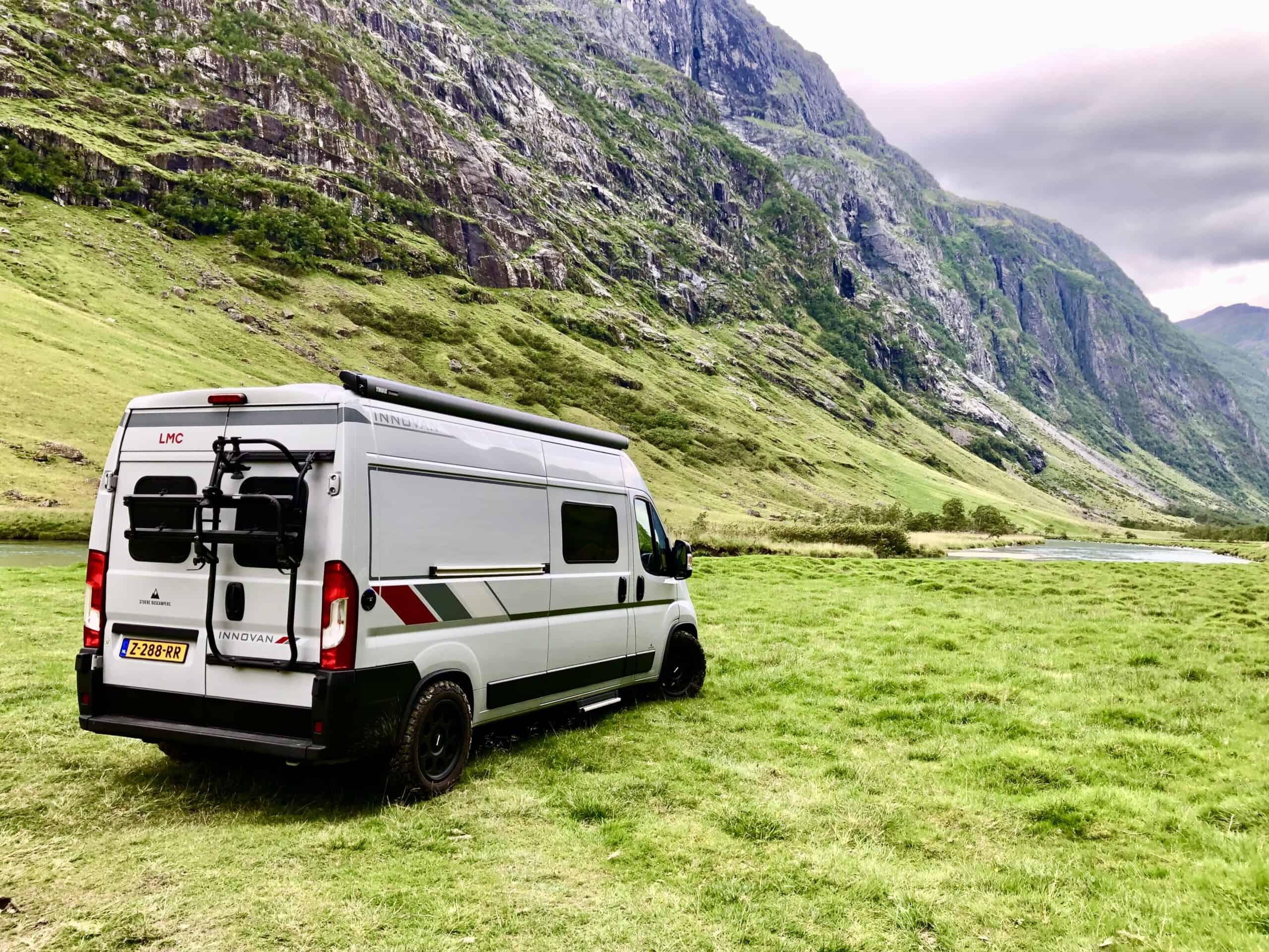 Stoere Buscampers camper onderweg op een landweg