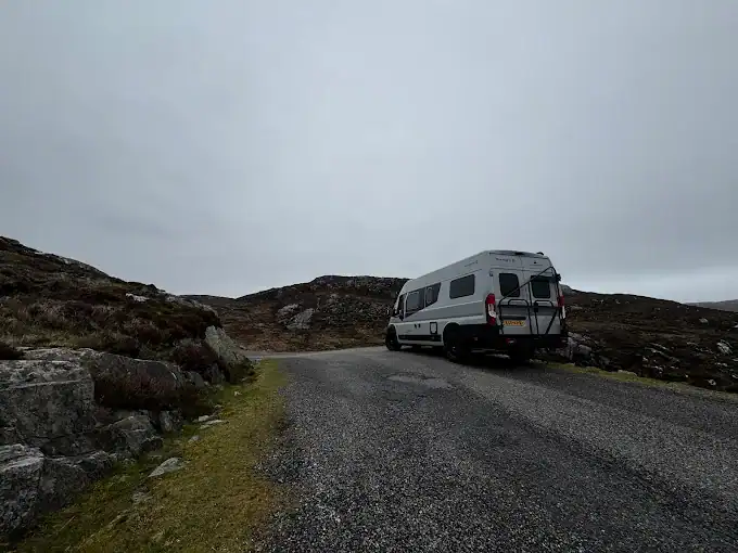 Stoere Buscampers camper op een camperplaats in het bos