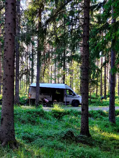 Stoere Buscampers camper in een groen berglandschap