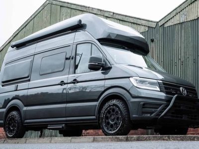 Robuuste Volkswagen buscamper overzicht met dakkoffer. Perfect voor avontuurlijke reizen en kamperen.