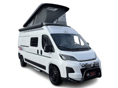 Compact buscamper voor avontuurlijke kampeerreizen.